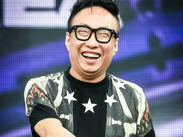 韓国お笑い芸人兼DJのパク・ミョンスが、海外有名DJの音源を無断で使用したと疑われていることに関してコメントした。そこには謝罪や大事な内容が言及されていないなど、残念な点もあった。（提供:OSEN）