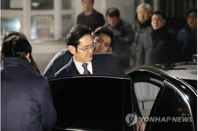 待機していた車に乗り込む李副会長＝１９日、ソウル（聯合ニュース）