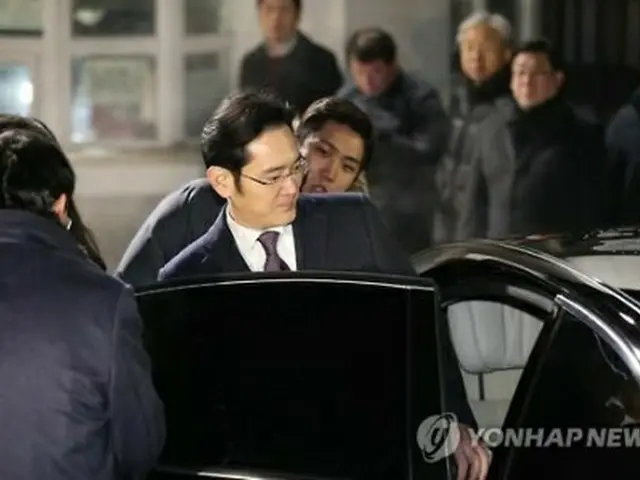 待機していた車に乗り込む李副会長＝１９日、ソウル（聯合ニュース）
