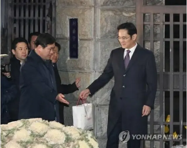 拘置所から出てくる李副会長＝１９日、ソウル（聯合ニュース）