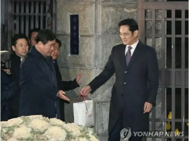 拘置所から出てくる李副会長＝１９日、ソウル（聯合ニュース）