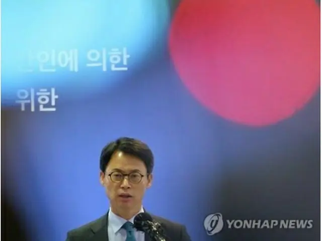 記者会見する特別検察官チームの李圭哲報道官＝１９日、ソウル（聯合ニュース）