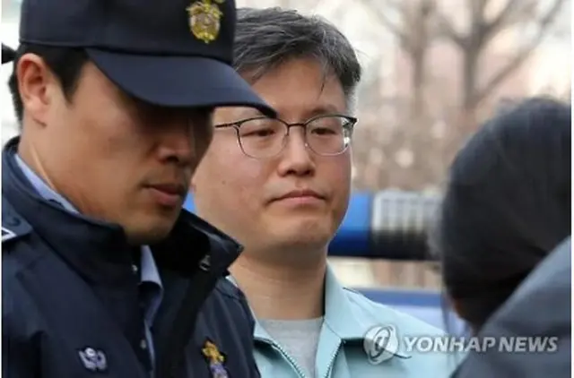 弁論に出席するため憲法裁判所を訪れたチョン・ホソン被告＝１９日、ソウル（聯合ニュース）
