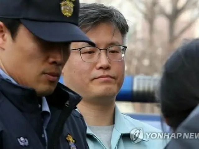 弁論に出席するため憲法裁判所を訪れたチョン・ホソン被告＝１９日、ソウル（聯合ニュース）