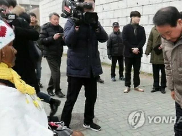 少女像が設置された釜山の日本総領事館前の歩道を管理する東区庁長が少女像のもとを訪れた＝１９日、釜山（聯合ニュース）