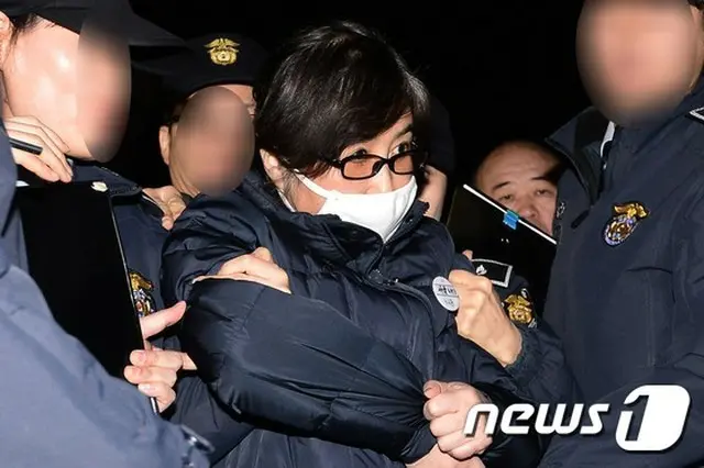 朴槿恵（パク・クネ）大統領、崔順実（チェ・スンシル）被告の国政介入疑惑を捜査しているパク・ヨンス特別検察官チームが20日、3度の召喚に応じない崔被告に再召喚通知を出した。