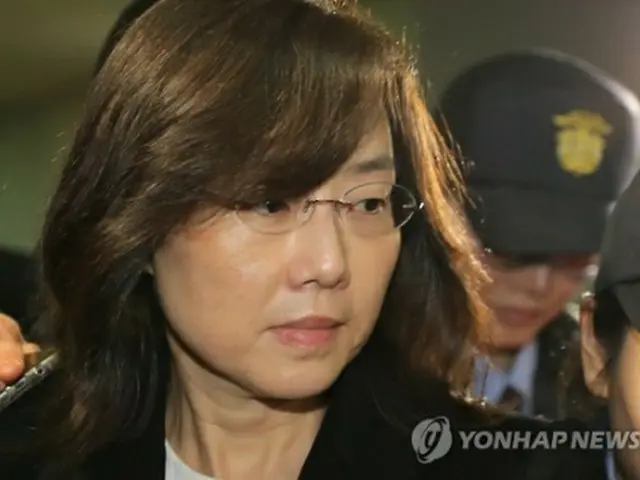 捜査チームの取り調べを終え、ソウル拘置所に収監される趙容疑者＝２１日、ソウル（聯合ニュース）