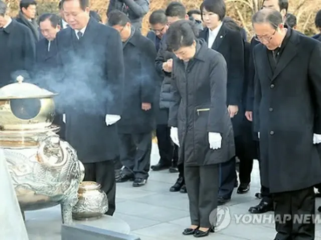 大統領選直後の２０１２年１２月２０日、国立ソウル顕忠院を訪れた朴大統領＝（聯合ニュース）