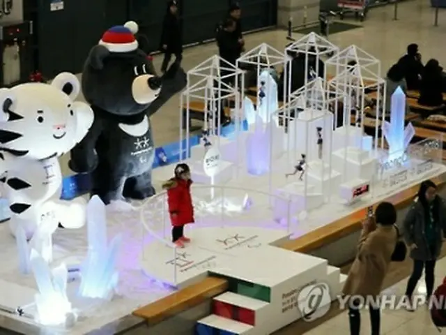 仁川国際空港に設置された平昌五輪のマスコット＝（聯合ニュース）