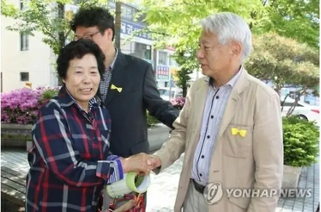 故チェ・ジョンレさんの親族（左）＝（聯合ニュース）