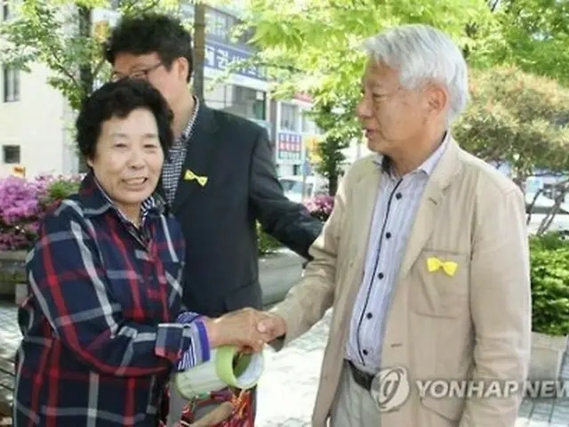 故チェ・ジョンレさんの親族（左）＝（聯合ニュース）