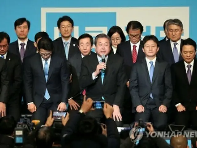 結党大会でひざまずき、朴大統領の親友の国政介入事件などについて謝罪する同党議員ら＝２４日、ソウル（聯合ニュース）