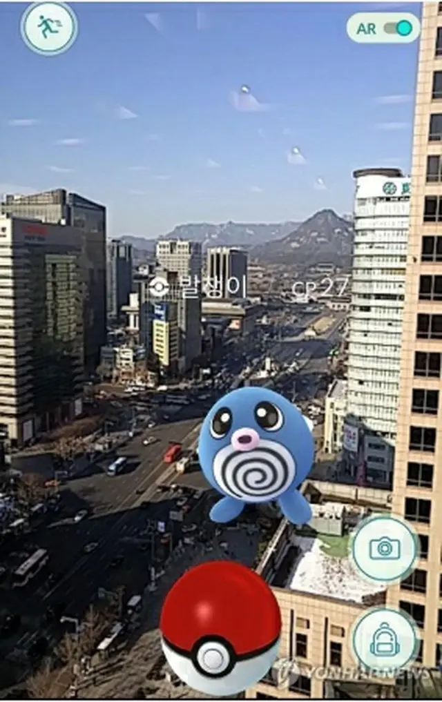 ソウル都心の光化門広場でプレーした「ポケモンＧＯ」＝２４日、ソウル（聯合ニュース）