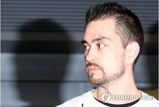 １５年、韓国に送還されたパターソン被告＝（聯合ニュース）