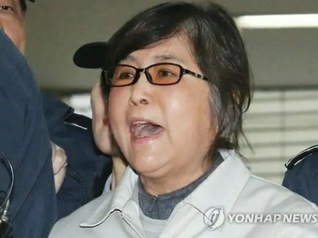 激しく抗議する崔被告＝２５日、ソウル（聯合ニュース）