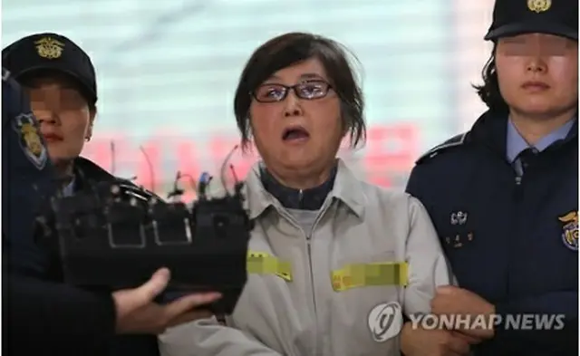 特別検察官の事務所に護送される崔被告＝２５日、ソウル（聯合ニュース）