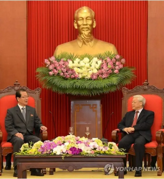 昨年6月、ベトナムを訪問し、チョン共産党総書記と会談する崔氏＝（朝鮮中央通信=聯合ニュース）