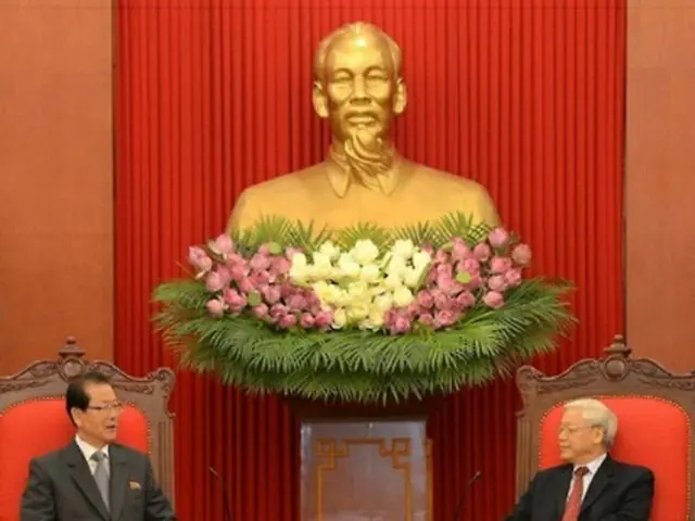 昨年6月、ベトナムを訪問し、チョン共産党総書記と会談する崔氏＝（朝鮮中央通信=聯合ニュース）