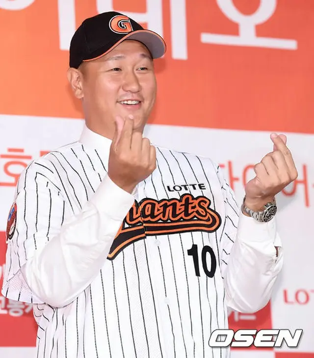 韓国のプロ野球選手イ・デホ（李大浩、34）が30日午前、ソウル蚕室ロッテホテルワールドで開かれたロッテ・ジャイアンツ入団式に出席した。