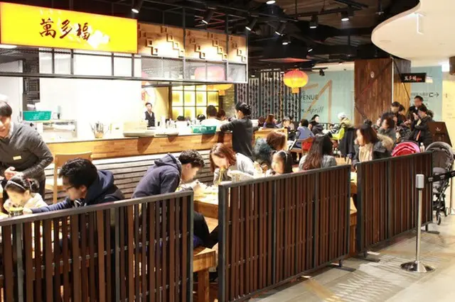 ロッテ百貨店は30日、蚕室店食品館をリニューアルし多様なコンセプトの店舗をリリースする予定だと明らかにした。まず、去る20日、国内外の老舗3店舗が入店した。（提供:news1）