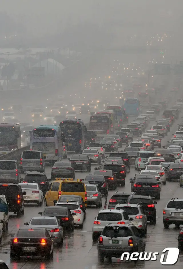 韓国において、旧正月連休最終日である30日、帰郷を終え家路に急ぐ車両で、各高速道路は停滞が続いている。