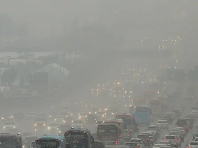 韓国において、旧正月連休最終日である30日、帰郷を終え家路に急ぐ車両で、各高速道路は停滞が続いている。
