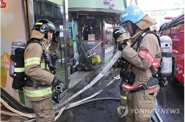 消火に当たる消防隊員＝（聯合ニュース）