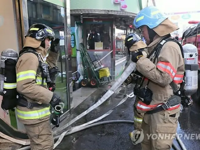 消火に当たる消防隊員＝（聯合ニュース）