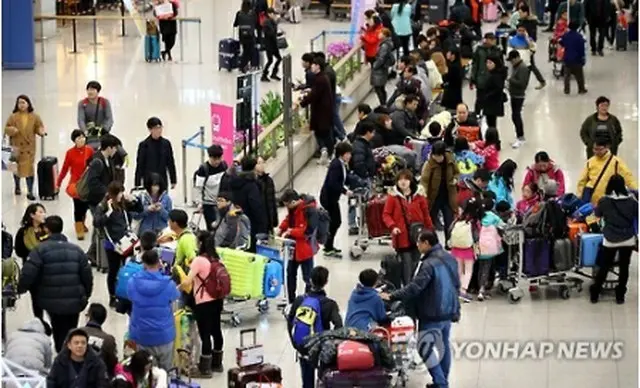 ３０日、仁川空港の入国ロビーは海外から帰国した旅行客で混雑した＝（聯合ニュース）