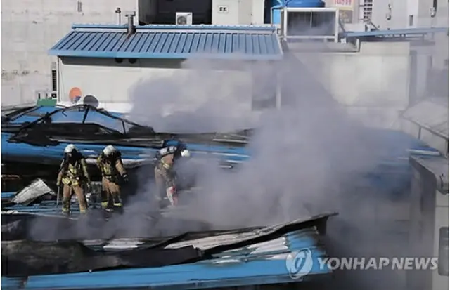 消火活動中の火事現場＝（聯合ニュース）