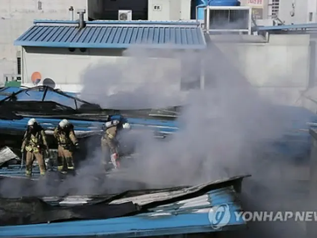 消火活動中の火事現場＝（聯合ニュース）