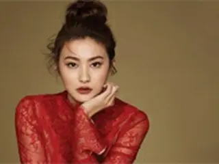 女優ユ・イニョン、赤いシースルーシャツを着て挑発的なまなざし