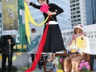 警察が禁じた少女像周辺での公演　地裁が許可＝韓国・釜山
