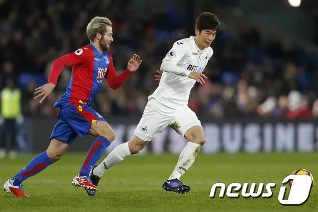 韓国出身のサッカー選手キ・ソンヨン（28、スウォンジー・シティ）が膝（ひざ）を負傷し、最大4週間、試合に出場できない見通しだ。
