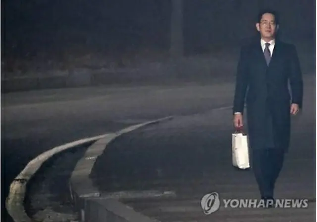 先月１９日に逮捕状請求棄却を受けてソウル拘置所を出る李副会長＝（聯合ニュース）