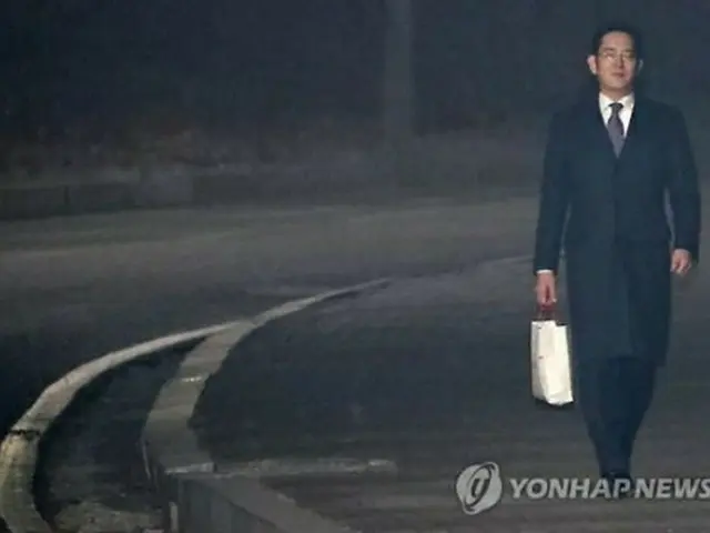 先月１９日に逮捕状請求棄却を受けてソウル拘置所を出る李副会長＝（聯合ニュース）
