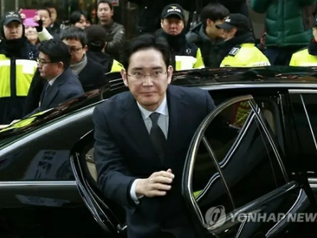 特別検察官の事務所に出頭する李在鎔氏＝１３日、ソウル（聯合ニュース）