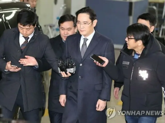 聴取終了後、報道陣に囲まれる李在鎔氏＝１４日、ソウル（聯合ニュース）