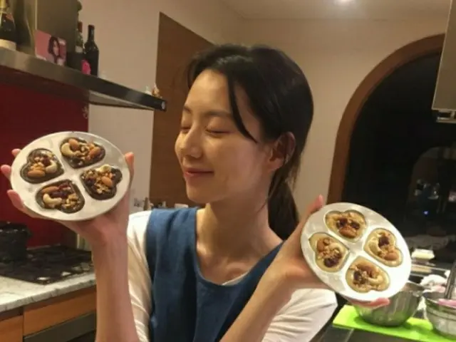 パク・スジン、夫ペ・ヨンジュンに渡すチョコレート作りを公開（提供:news1）