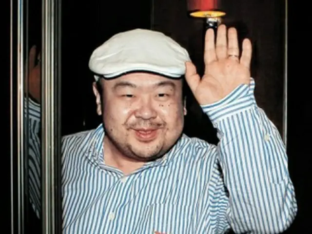 手を振る金正男氏北朝鮮の金正日（キム・ジョンイル）総書記の長男、正男（ジョンナム）氏が４日、マカオのホテルで韓国の中央日報日曜版「中央サンデー」の取材に応じた。エレベーターに乗りながら手を振る正男氏（中央サンデー提供）＝７日、ソウル(聯合ニ