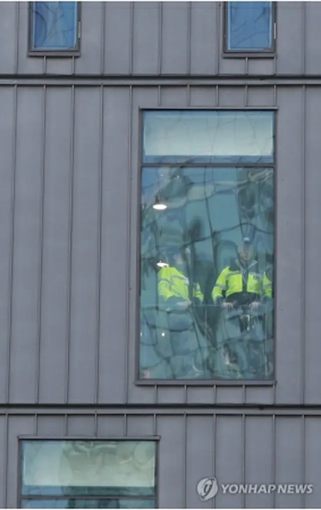 日本大使館が入居するビルで警戒に当たる警察＝（聯合ニュース）