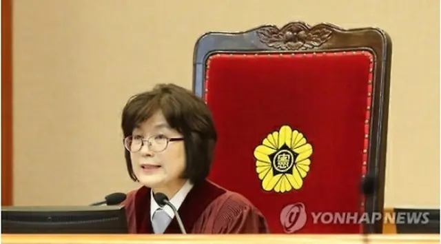 今後の審理期日について話した李貞美・憲法裁所長権限代行＝１６日、ソウル（聯合ニュース）