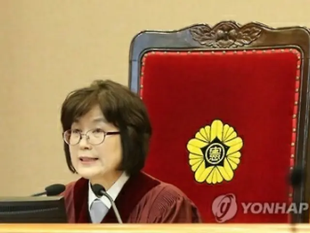 今後の審理期日について話した李貞美・憲法裁所長権限代行＝１６日、ソウル（聯合ニュース）