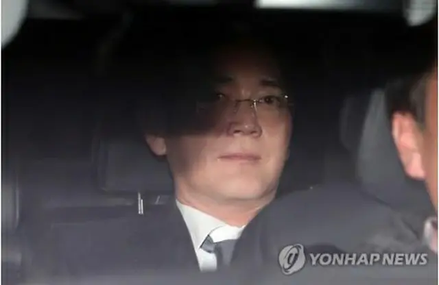 １６日、逮捕状発付の審査を終えて移動する李容疑者＝（聯合ニュース）
