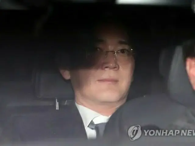 １６日、逮捕状発付の審査を終えて移動する李容疑者＝（聯合ニュース）