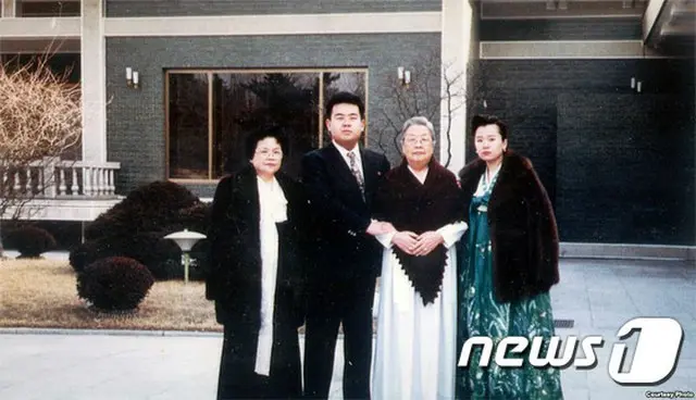 暗殺された金正男氏、非公開の幼少時代家族写真公開＝VOA 故金正日総書記誕生日に家族と一緒に撮影した家族写真。左からソン・ヘラン氏、金正男氏、キム・ウォンジュ氏、イ・ナムオク氏。（提供:news1）