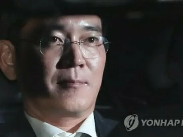 １６日、逮捕状発付の審査を終えて拘置所に移動する李在鎔容疑者＝（聯合ニュース）