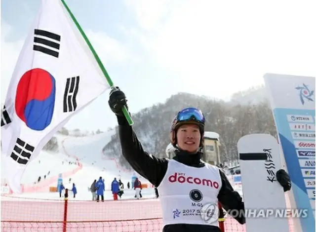 試合終了後、太極旗（韓国国旗）を手にするイ・サンホ＝１９日、札幌（聯合ニュース）