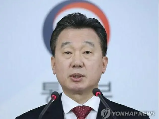 会見する鄭報道官＝１９日、ソウル（聯合ニュース）