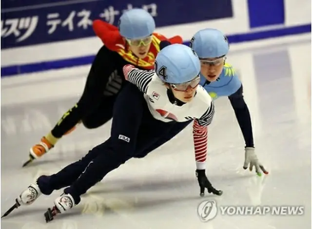 氷上を疾走する崔ミン禎＝２０日、札幌（聯合ニュース）